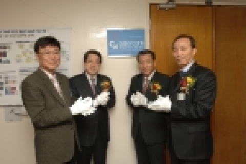 왼쪽부터 한국보건산업진흥원 본부장 염용권, 한국보건산업진흥원 원장 이경호, KIST 원장 김유승 원장, 센터장 김수현 박사