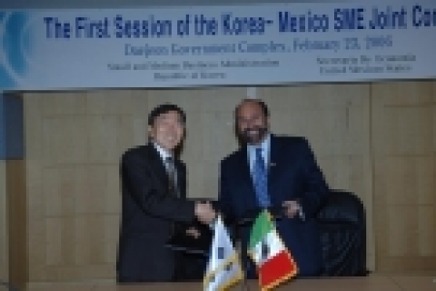 왼쪽 김성진 중소기업청장, 오른쪽 알레한드로 곤잘레스 헤르난데스 멕시코 경제부 차관