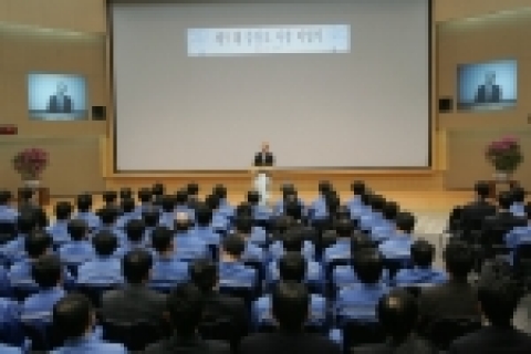 제 9대 포스코 강창오 사장의 이임식이 23일 임직원 300여명이 참석한 가운데 포항 본사 대회의장에서 열렸다.
