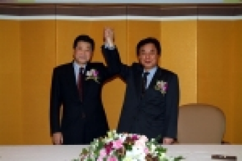 (오른쪽) 한국중부발전 정장섭 사장과 (왼쪽)한국전력기술 임성춘 사장이 협약을 체결한 후 손을 맞잡은 모습