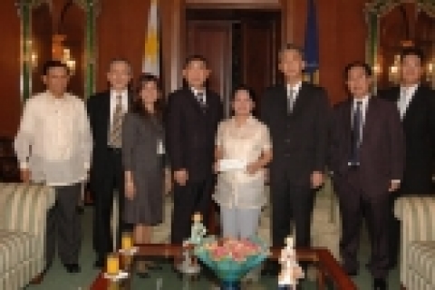Her Excellency President Gloria Macapagal-Arroyo receives donation from President of Hyundai Motors 