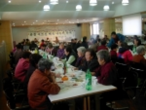 고양시 덕양구 화전동 부녀회에서 독거노인 및 노인 부부세대 등 110여분을 초청하여 정성껏 마련한 떡국을 대접했다.