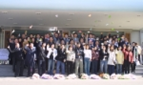 오늘(24일) 강남수능 방송강사들이 강남구인터넷방송국에서 가정형편이 어려운 제자 27명에게 장학금을 전달하는 ‘장학금 전달식’을 가졌다.‘장학금 전달식’에서는 힘찬 새출발을 다짐하