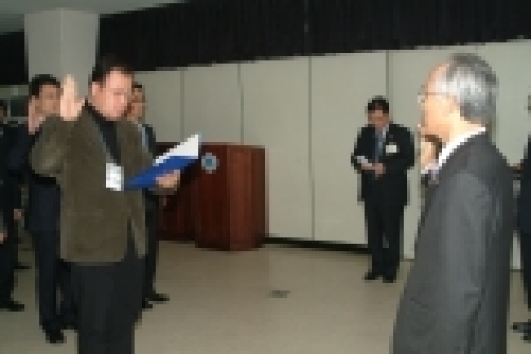 강원대학교(총장 최현섭)는 2006년 2월 24일(금) 오후 2시 대학본부 410호에서 신임교수 30명에 대한 임용장 교부식을 가졌다.