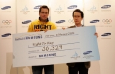 삼성전자는 지난 25일(현지시간) 토리노 現地 삼성전자 올림픽홍보관(Olympic Rendezvous @ Samsung)에서 인도주의 시민단체 '라이트 투 플레이(Right to Play, 이하 RTP)에 자선경매 수익금 3만 유로를 빈곤국가 어린이들을 위해 기부했다.