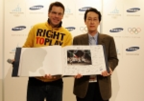 릴레함메르올림픽 3관왕이며 인도주의 시민단체 '라이트 투 플레이(Right To Play)'의 대표인  요한 코스(Johann Olav Koss)가 삼성전자 홍
