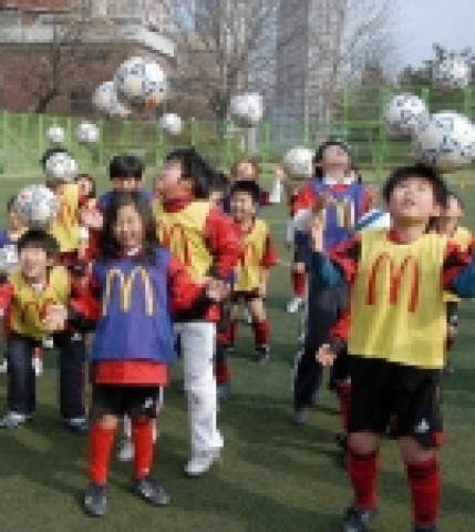 ‘내가 헤딩왕’ 26일 봄기운이 완연한 손기정 체육공원(서울 중구 소재)에서 한국 맥도날드와 FC 서울이 공동 주최한 '로날드 맥도날드 어린이 축구교실'에 참가한 어린이들이 헤딩을 배우며 즐거워 하고 있다.