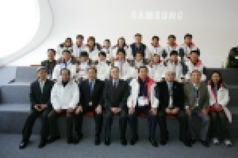 지난 26일(현지 시간) 토리노올림픽에서 6개의 금메달을 휩쓴 쇼트트랙 대표팀 선수들이 변탁 한국 선수단 단장(앞줄 오른쪽에서 다섯번째), 박성인 대한빙상경기연맹 회장(앞줄 오른쪽