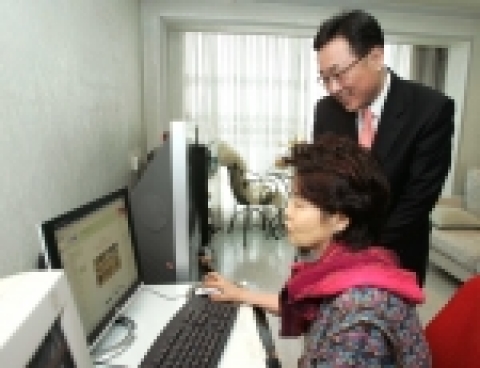하나로텔레콤 박병무 대표이사 내정자가 26일(일) 오전 한 고객 댁을 방문해 감사의 마음을 전하며 고객 의견을 청취하고 있다.