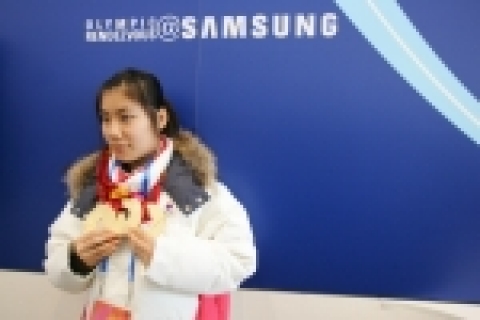 토리노올림픽 쇼트트랙 3관왕 진선유 선수가 지난 26일 삼성전자 올림픽홍보관 앞에서 금메달을 들고 포즈를 취했다.