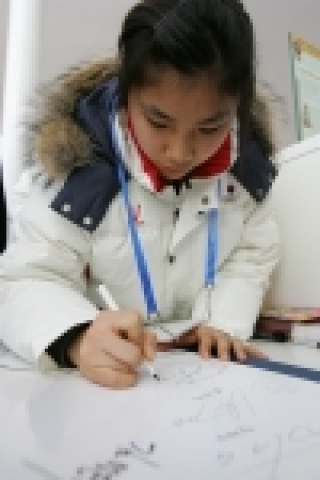 토리노올림픽 쇼트트랙 3관왕 진선유 선수가 지난 26일 삼성전자 올림픽홍보관을 방문, 삼성전자가 마련한 &#039;평화의 앨범(Book of Peace)에 사인과 메시지를 남기고 있다.