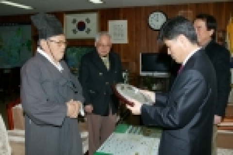고양시는 27일 고양시에 50억대 땅을 고양문화원 건립 부지로 기부한 이경무 옹에 대하여 감사패를 전달했다.