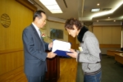 가족사랑글짓기에서 1등상인 으뜸상을 받은 전남 강진고 3학년 조민원군.