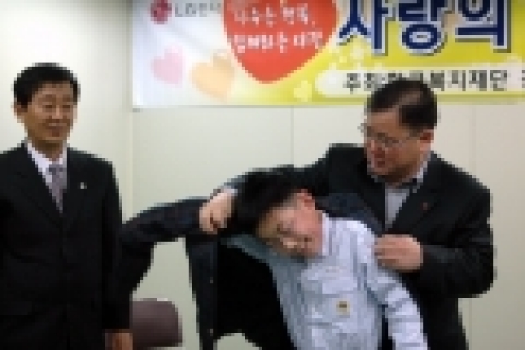 27일 LG전자 DA사업본부가 한국복지재단 경남지부 사무실에서 경남지역 80명의 학생들에게 직접 교복을 선물하는 행사를 가졌다. 사진 왼쪽부터 이규성 한국복지재단 경남지부장, 이재