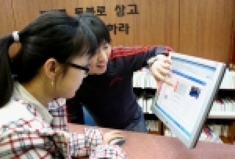 학생들이 희망 지정좌석 인터넷 신청 시스템을 통해 수강신청을 하고 있다