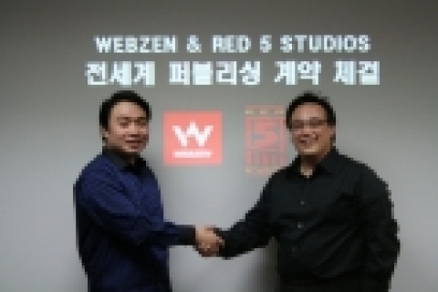 계약 체결 후 악수를 나누고 있는 웹젠 김남주 대표(左)와 Red 5 Studio 대표 마크 컨
