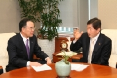 김성진 중소기업청장은 28일 오전 11시 한국기업데이터를 방문하여 배영식 대표이사를 비롯한 임원진과 간담회를 가졌다. 김성진 중소기업청장(右), 배영식 한국기업데이터 대표(左)