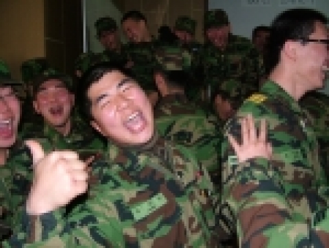 육군 9사단은 「웃음왕 선발대회」를 개최함으로써 ‘좋은 마음·즐거운 생각·밝은 표정’이 넘쳐나는 명랑하고 밝은 병영을 만들어가고 있다.