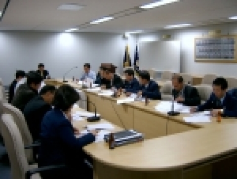 인천공항세관 Infor-Link팀원들이 정보분석 정례회의를 하고 있다.