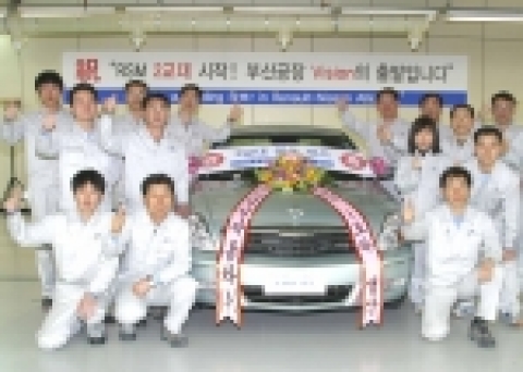 르노삼성자동차는 3월 2일 부터 부산 공장에서 2교대 생산 시스템을 본격적으로 운영하고, 이를 기념하여 부산 공장내 조립공장 임직원들이 참석한 가운데 2교대 생산 시스템을 통해 생