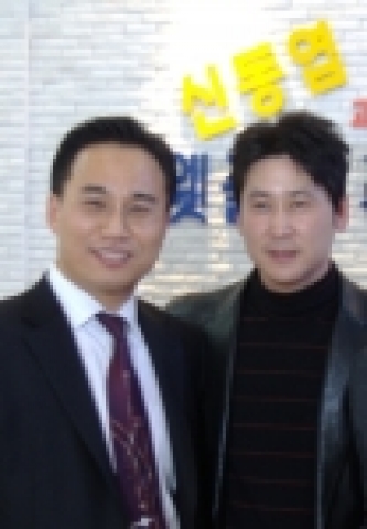 다니엘 송 대표와 롯데본점 점주 개그맨 신동엽씨
(2006년 2월 24일 롯데본점 오픈일)