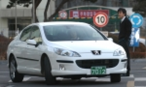 푸조(PEUGEOT)의 공식 수입 판매원인 한불모터스는 1일 첫 방송된 KBS 드라마 ‘굿바이 솔로’에 푸조 최고급 세단 뉴 607을 비롯해 407 HDi, 206CC 등 주요 차