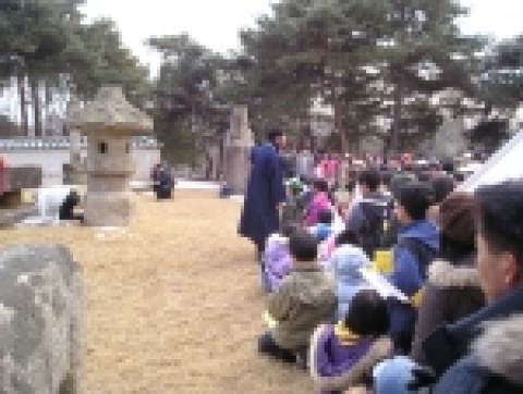 연산군의 어머니인 회묘에서 시민들이 정동일 위원의 설명을 경청하고 있다