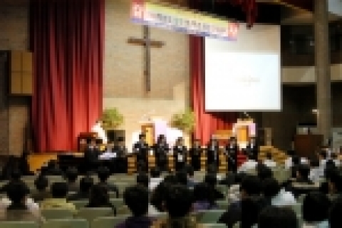 3월 2일 한일장신대학교 2006학년도 1학기 입학 및 개강예식이 성황리에 열린 가운데, 총학생회장이 학칙 준수 등의 내용의 서약서를 낭독한 뒤 정장복 총장에게 전달하고 있다.

