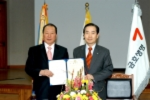 좌측 진도군 군수 김경부, 금호생명 박병욱 사장이 조인식을 갖고 기념 촬영을 하는 장면.