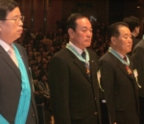 세정 박순호 회장이 3일 열린 ‘납세자의 날’ 행사에서 은탑산업훈장을 받고있다.
