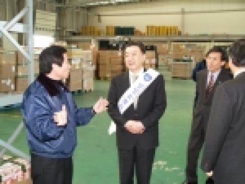 일일명예세관장인 (주)삼아알미늄 한남희 대표가 인천공항세관 지정장치장을 방문 관우회 관계자로부터 업무설명을 듣고 있다.