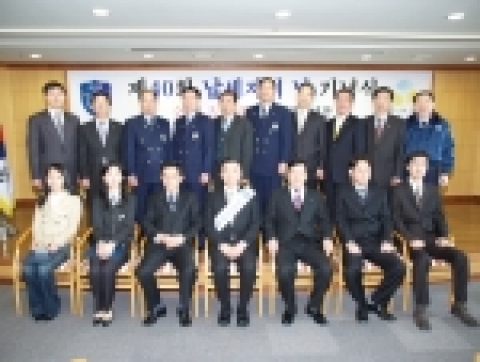 (주)태양연마 금용조 대표이사가 모범납세자부문에 평소 성실한 관세납부와 법규준수 등 관세행정에 적극 협조한 공로를 인정받아 재정경제부장관 표창을 수상했고, 삼아알미늄(주) 한남희 