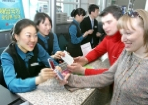 LG텔레콤(대표 남용(南鏞)/ www.lgtelecom.com) 해외로밍센터는 인천공항공사 주관, ‘2005년 서비스모니터링’ 평가에서 종합득점 98.76점으로 최고득점을 기록, 