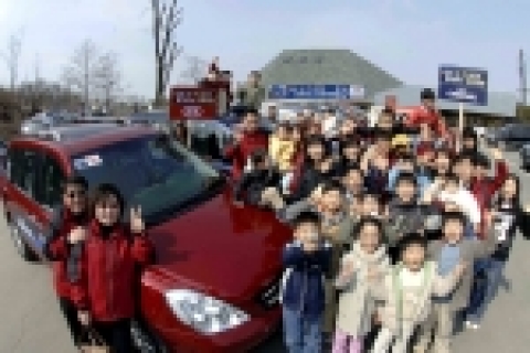 기아자동차는 4일 가족과 관련된 사연을 접수받아 총 20가족을 선정, 경기도 안성 너리굴 문화체험과 함께 뉴카니발을 직접 시승해보는 이벤트를 실시했다.