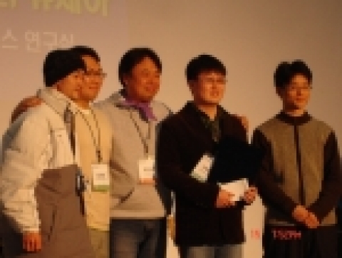 기전공학과 류제하 교수 연구실 소속 학생들이 2006 HCI 학술대회에서 최우수논문상을 수상한 직후 기념촬영을 하고 있다. 우측으로부터 이준훈, 서창훈, HCI관계자, 김현호, 이