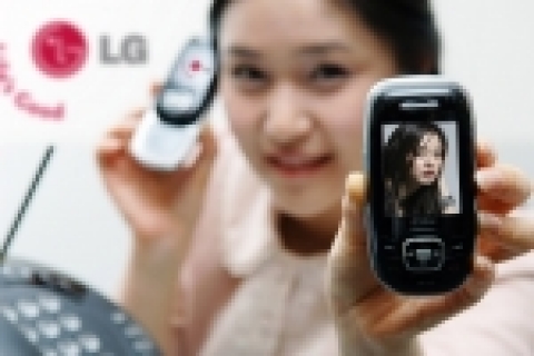 LG전자는 휴대폰과 유선전화의 기능을 동시 제공하는 원폰에 다양한 블루투스 응용 기능을 추가한 「원폰Ⅱ(모델명: LG-KF1100)」를 출시했다.