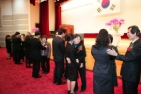 한국토지공사는 3.6일(월) 분당 본사 강당에서 2006년 신입직원 243명과 이들의 부모 및 가족 200여명, 임직원 600여명 등 총 1,000여명이 함께하는 『열린입사식』을 