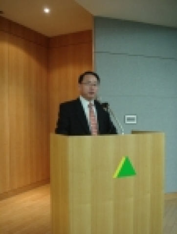 조성갑 부사장이 임직원이 모인 자리에서 취임사를 하고 있다.
