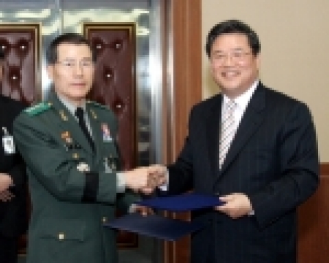 6일 교류협정을 체결한 영남대 우동기 총장과 국방대 이상태 총장(좌)