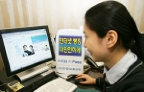 외환은행은 8일부터 인터넷뱅킹 이체거래시 고객 본인의 휴대폰 승인이 있어야 거래가 가능한 ‘KEBⓜPass 승인서비스’를 제공한다.