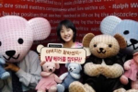 현대카드는 팬시업체 ‘바른손’과 제휴, 여행·레저카드 현대카드W(weekend) CF에 삽입되었던 ‘W베어’ 봉제인형을 출시한다고 7일 밝혔다.