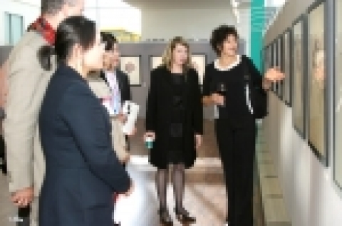 래미안 갤러리에서 열린 안카부리치 그림 작품전에서 세르비아의 
주목받는 작가인 안카부리치 (맨 우측)가 관람객들에게 작품을 설명하고 있다. 전시회는 6일부터 15일까지 운니동 래