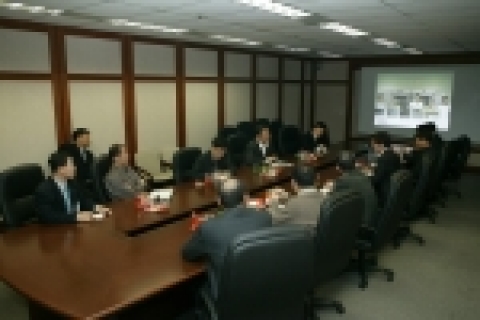 열린우리당 이상민 의원이 ETRI를 방문, 연구원들과 진지한 토론의 시간을 갖고 있다.(사진 전면 우측두번째가 이상민 의원)