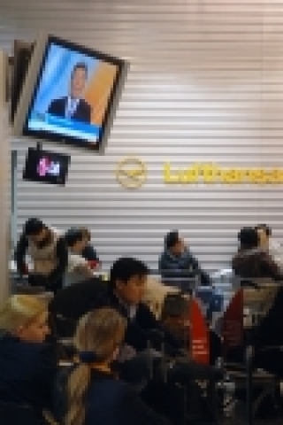 독일 프랑크푸르트 공항에 설치된 LG전자 42인치 PDP TV를 통해 공항 이용객들이 운항 정보 및 방송을 시청하고 있는 모습.