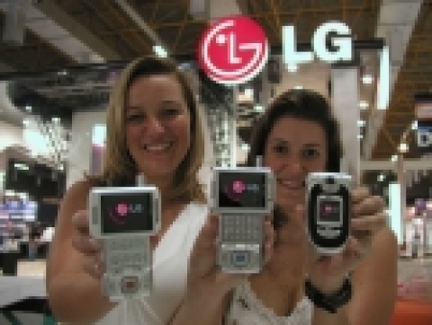 LG전자는 중남미 최대 정보통신 종합 전시회인 『Telexpo 2006』에서 위성DMB폰, 지상파DMB폰, 중남미향 최초 EV-DO폰인 'MX510'(사진 왼쪽부