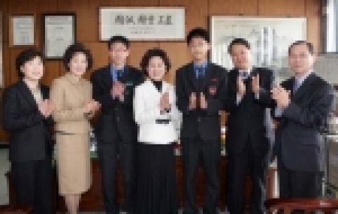 대구은행 임직원 부인들의 모임인 대구은행 부인회(회장 전현숙)는 7일 경북 구미시에 소재하는 금오공업고등학교와 경구중학교를 비롯해 김천 지역에 2군데, 경주지역 3군데, 포항지역 
