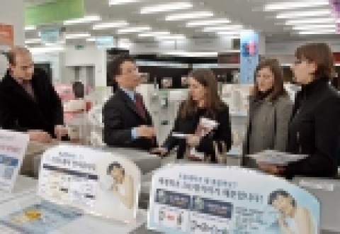 LG전자 매장을 방문한 프랑스 기자단이 이달말 프랑스 현지 출시 예정인 '스팀 트롬' 세탁기를 살펴보고 있다.
