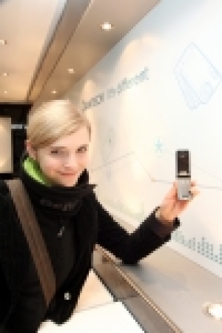 9일부터 독일 하노버에서 개최되는 세계최대 정보통신박람회 ‘CeBIT2006’ 팬택계열 전시관 앞에서 행사 진행요원이 금년중 세계시장에 출시할 iF디자인상 수상 지문인식폰 ‘팬택 G-6200’ 제품을 선보이고 있다.