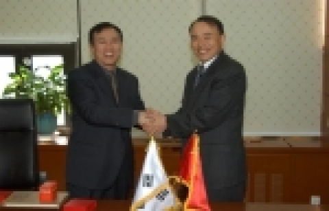 악수를 나누는 양측 대표