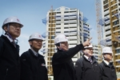 8일, 밀착경영에 나선 코오롱그룹 이웅열회장(왼쪽에서 세번째)이 대구 월성동 코오롱하늘채 아파트 공사현장을 점검하고 있다. 이웅열 회장은 이날 코오롱건설(주)의 공주, 대구, 부산의 현장을 하루일정으로 도는 강행군을 하였다.